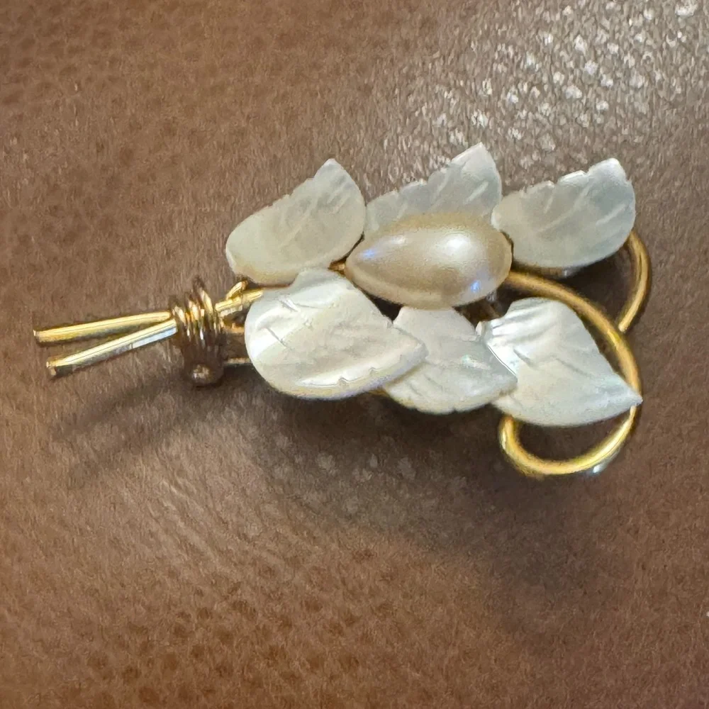 Vintage mid-century mother of pearl leaves &faux pearl brooch w/gold tone detail